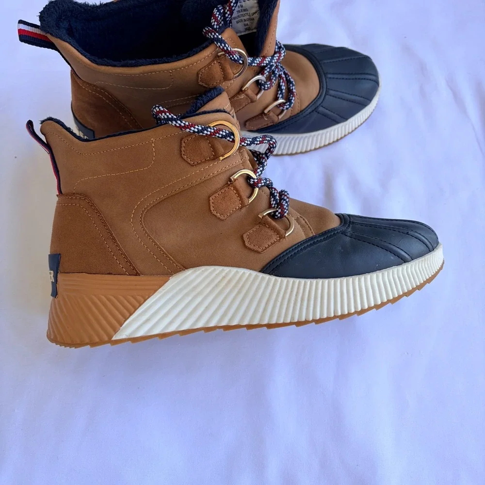Tommy Hilfiger Jenko Duck Boots Size‎ 8 Tan Navy